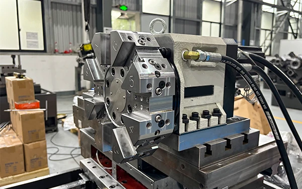 Lathe servo turret